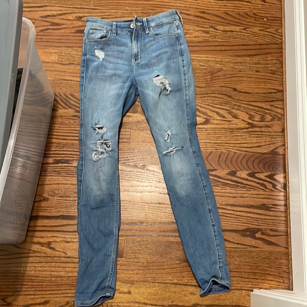hollister  high rise skinny jeans ripped size 0s waist is 24 length is 28
